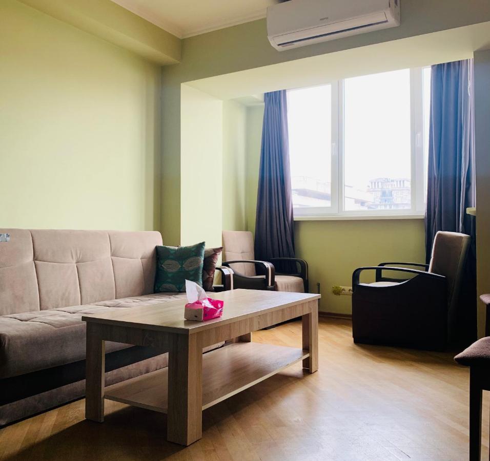 Cozy Apartment Near Republic Square Yerevan Exterior foto